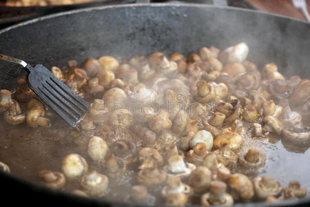 大锅里准备的食物图片