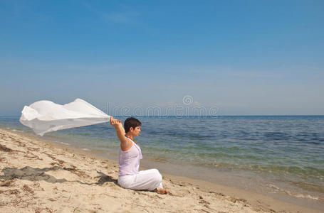 海滩上戴围巾的女孩