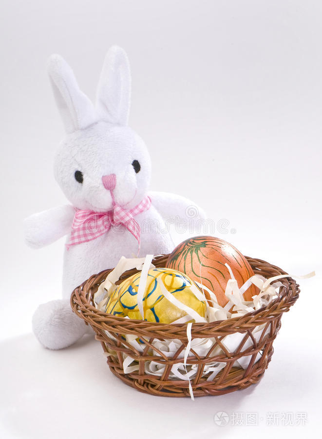 复活节兔子和一篮子复活节彩蛋