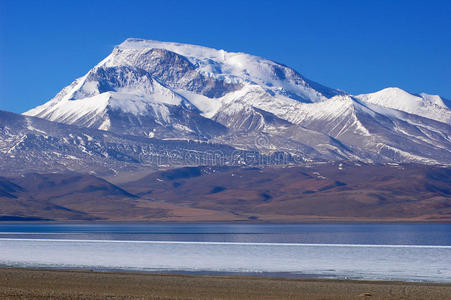 西藏雪山碧湖风光