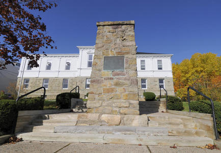 法院大楼旁的纪念碑图片