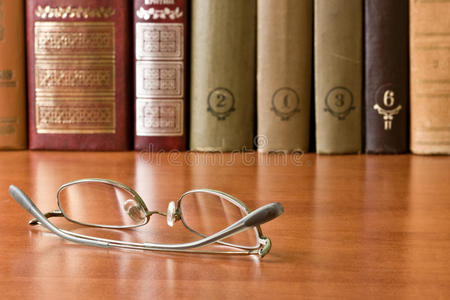 图书馆里的眼镜和书