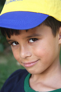 害羞的夏日男孩照片