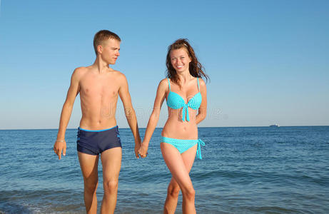 海滩上的年轻夫妇