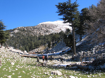 雪山下的徒步旅行者