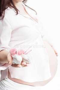 孕妇手里的婴儿鞋
