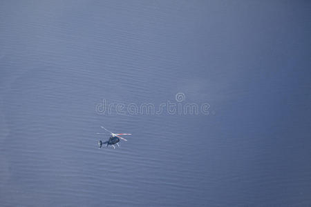 飞行直升机俯拍图片