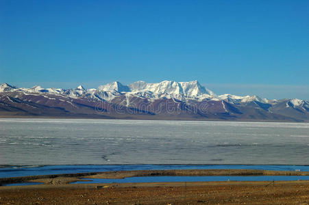 蓝湖雪山风光