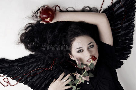带着红苹果和玫瑰的黑暗天使女孩