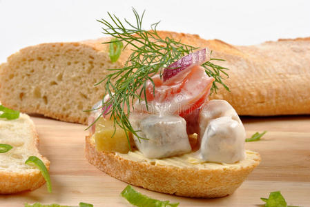 新鲜有机鲱鱼沙拉面包