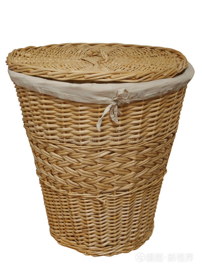 麻袋草帽雨后的别针灰色鞋带彩钉木制背景上的衣架晾衣绳上的晾衣夹