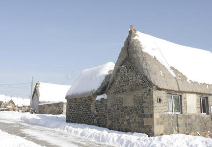 暴风雪后被雪覆盖的房子