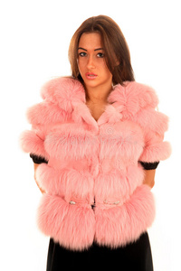 穿粉红色毛皮大衣的漂亮年轻女子