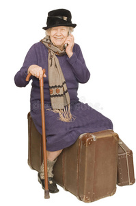 老太太坐在手提箱上