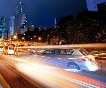 夜间快速行驶的汽车