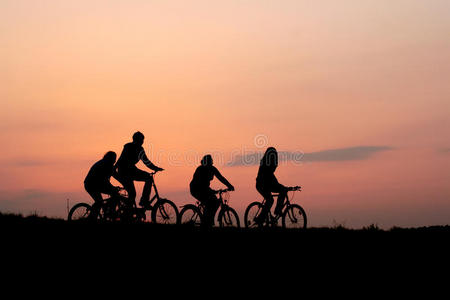 骑自行车的一家人的剪影图片