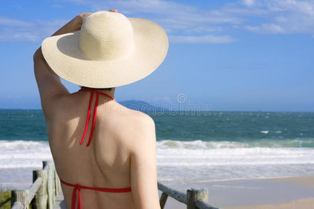 戴帽子看海的女人