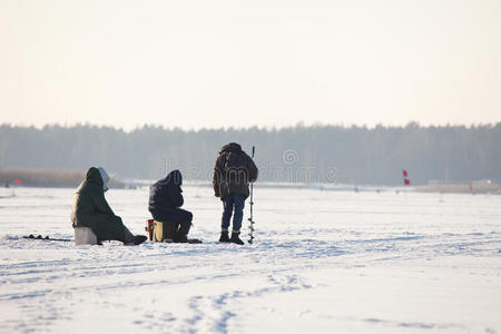 人们在冰上钓鱼