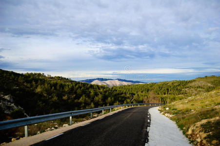 山之间的乡村道路图片