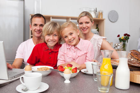快乐的一家人一起吃早餐图片