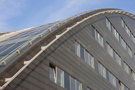 弧形玻璃屋顶的现代建筑