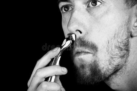 男人刮脸.特写镜头.照片