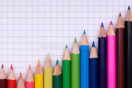 纸上的彩色铅笔