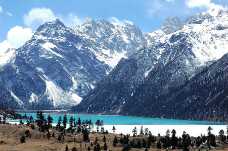 雪山碧湖风光