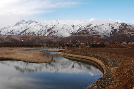 雪山碧湖风光