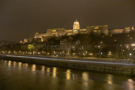 布达佩斯夜晚长时间暴露在冬季多瑙河岸边