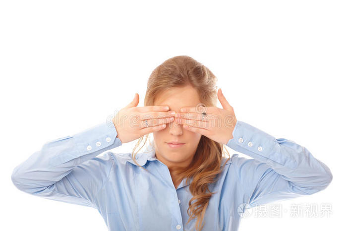女人用手捂住眼睛