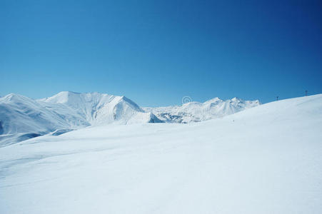 雪地里的高山