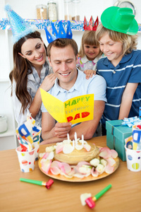 家人用蛋糕庆祝爸爸的生日