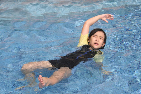 溺水女孩溺水的人和需要帮助的手男孩帮助溺水的儿童女孩在游泳池通过
