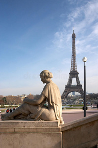 埃菲尔铁塔和一个女人的雕塑图片