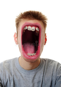 白种男人大嘴的尖叫纵向愤怒的霸王龙张开巨大的嘴,素描.