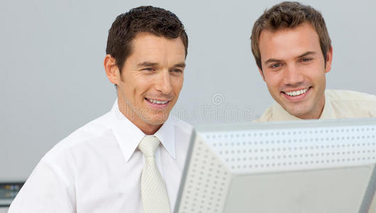 两个在电脑前一起工作的商人