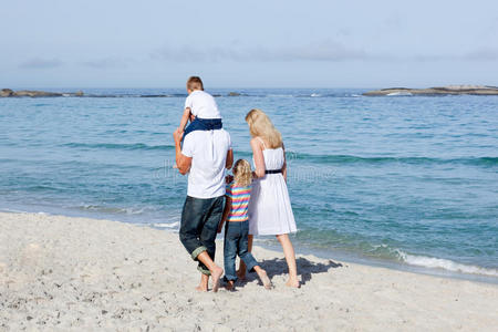 深情的一家人走在沙滩上图片