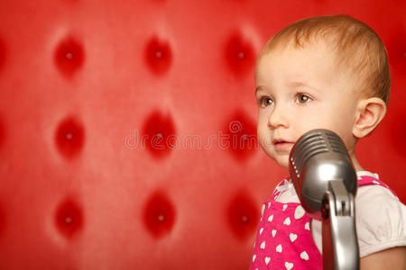 红色麦克风的小女孩肖像图片