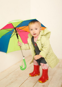 穿外套带彩色雨伞的小女孩