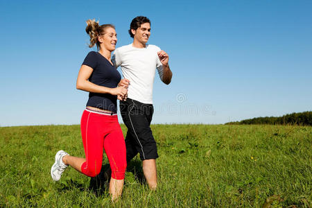 活动 运动型 天空 小山 慢跑者 草地 运动 阳光 乐趣