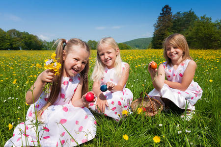 孩子们在寻找复活节彩蛋
