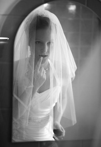 镜子前的美丽新娘