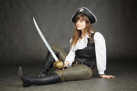 女船长坐着的海盗女船长照片