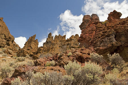 古老的火山形成了这些熔岩图片