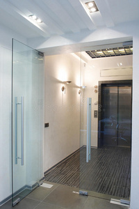 新办公室的玻璃门照片