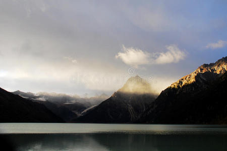 日出的湖山