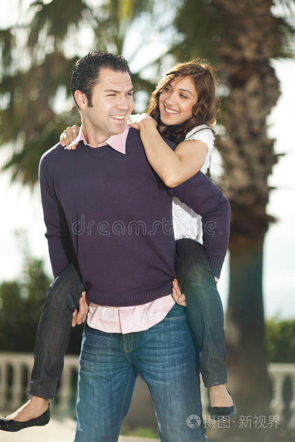 背着女朋友的年轻人