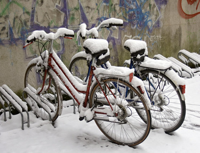 覆盖着雪的自行车