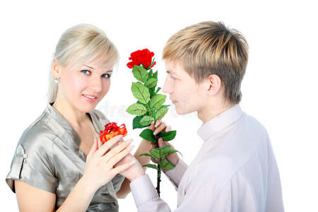 赠送鲜花的情侣图片